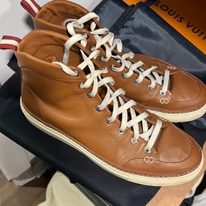 Bally sneakers great condition, beautiful lambskin peanutbutter color leather